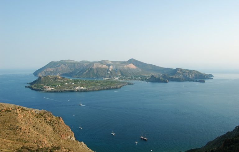 Tour delle Isole Eolie in barca a vela 7 giorni